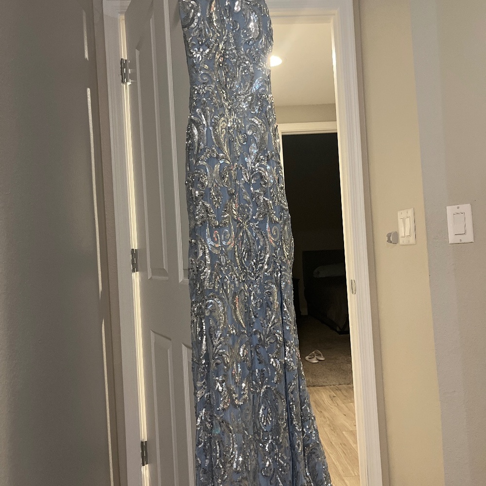 Hermoso vestido color celeste con lentejuelas
